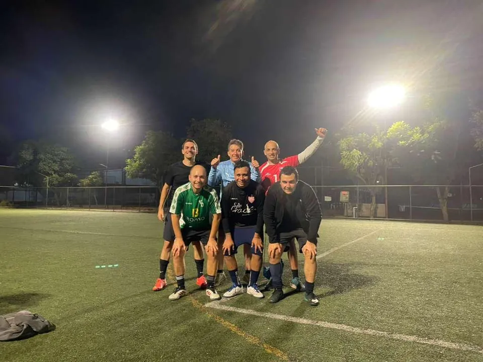 Adultos de Future Champions con el pulgar arriba tras entrenar
