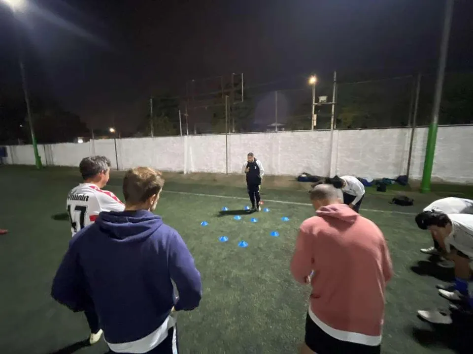 Adultos atentos a la explicación del entrenador antes de un ejercicio