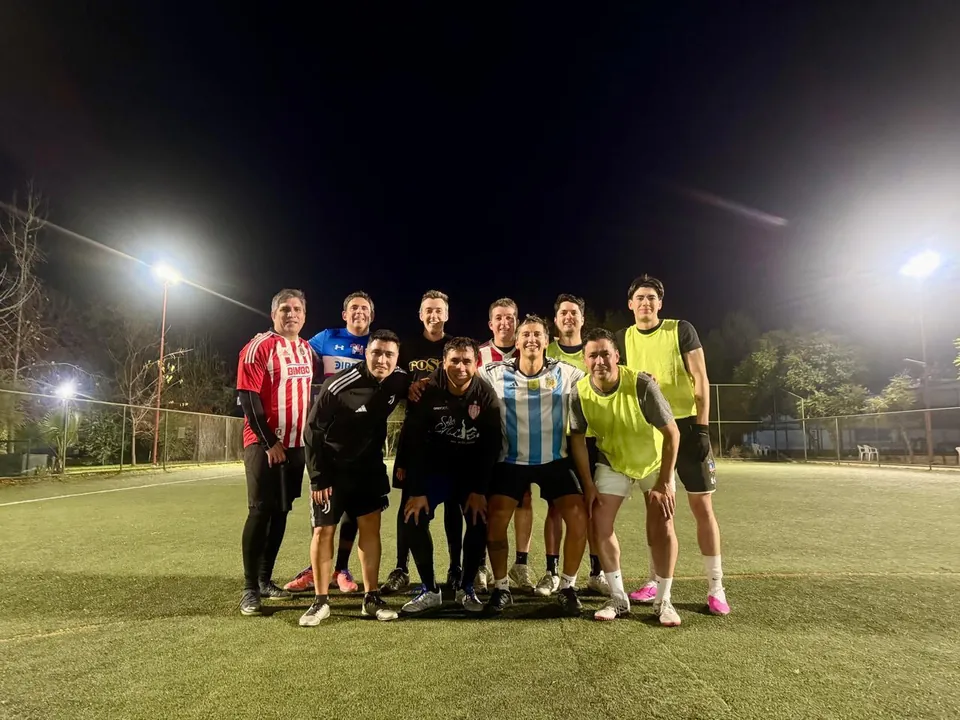 Grupo de adultos de Future Champions en la cancha