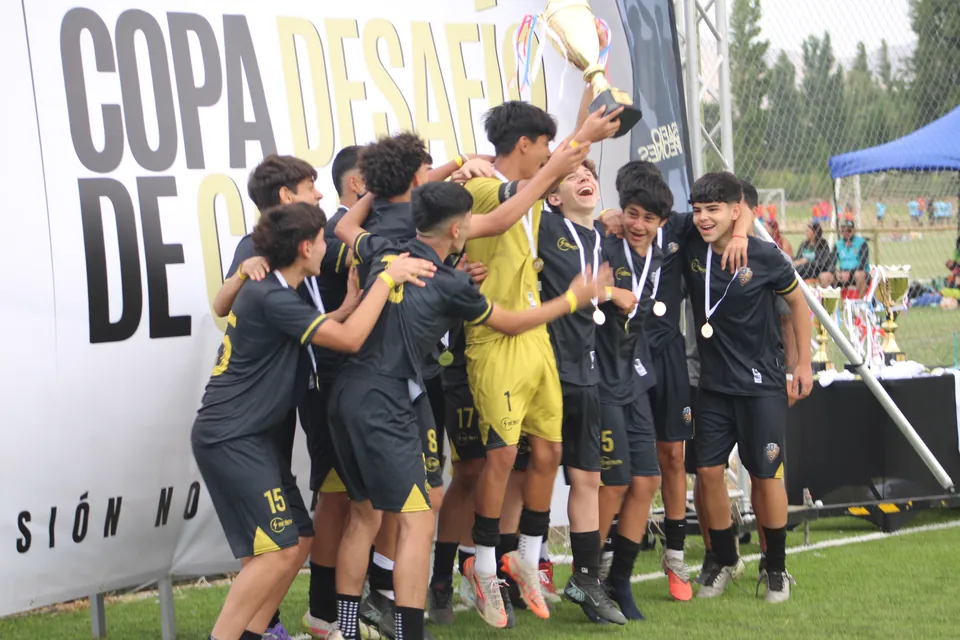 Jugadores infantiles levantando el trofeo de la Copa Desafío