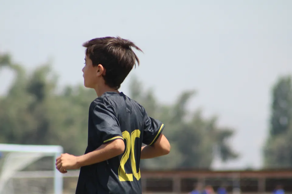 Jugador infantil con la camiseta número 20 de Future Champions