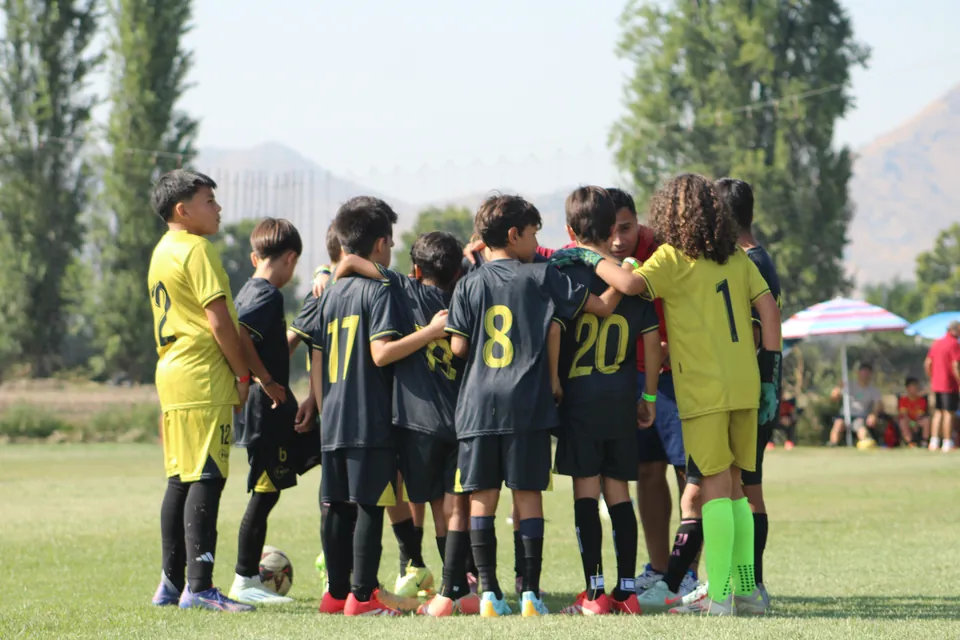 Jugadores de Future Champions reunidos en la cancha antes de un partido