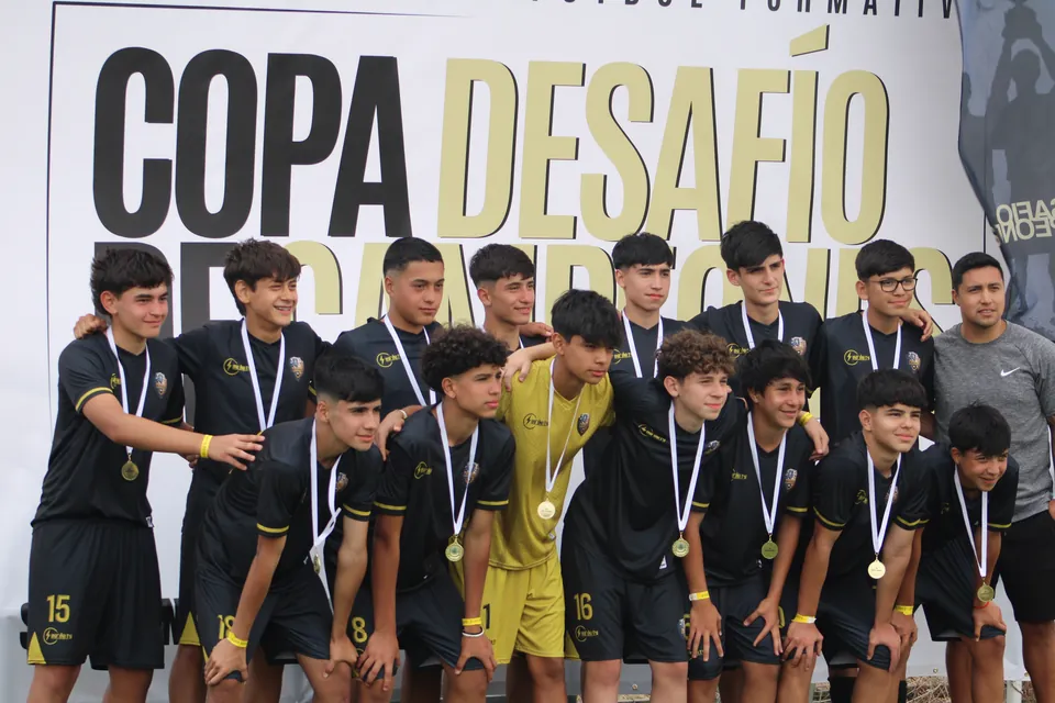 Plantel infantil de Future Champions con medallas tras un torneo